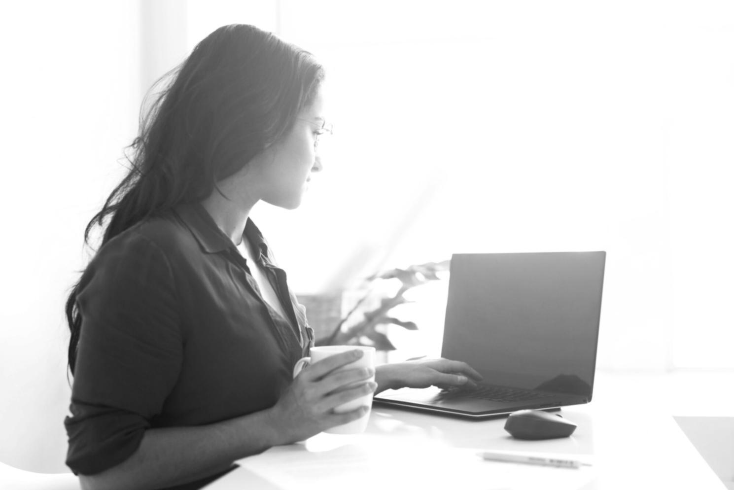 Graphiques et analyses financières sur un bureau, représentant notre approche méthodique des ajustements budgétaires